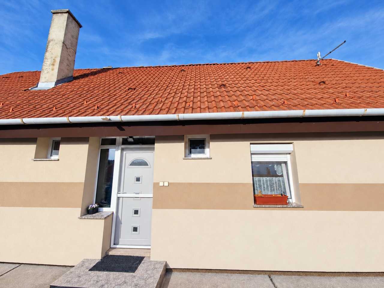 A ház bejárati homlokzata cseréptetővel