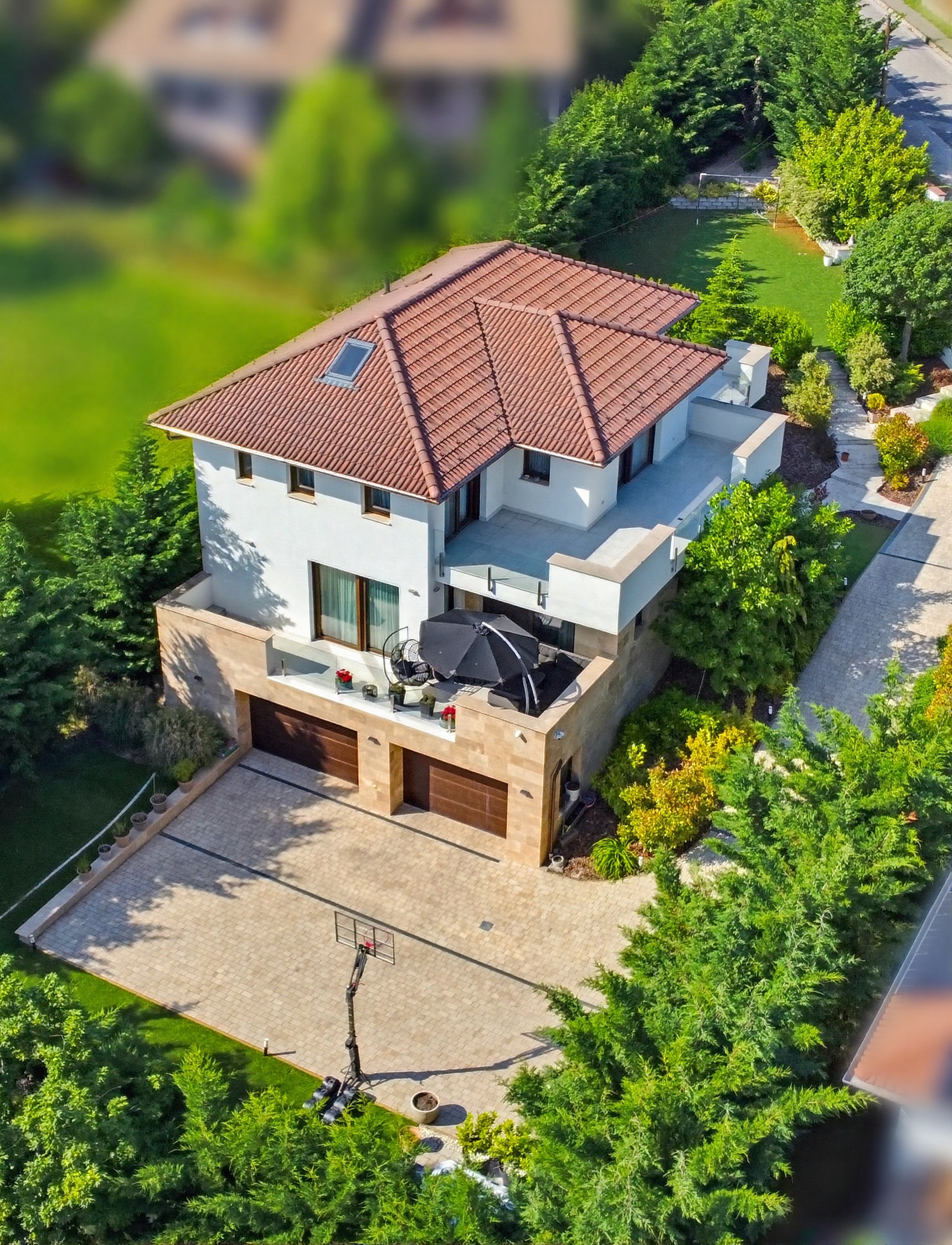 Pismányi modern családi ház madártávlatból