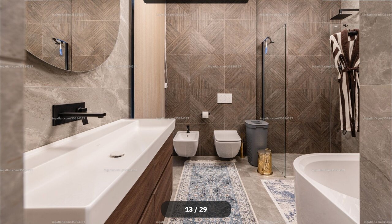 Modern luxus fürdőszoba kád és zuhanyzó kombinációval, elegáns csempeburkolattal