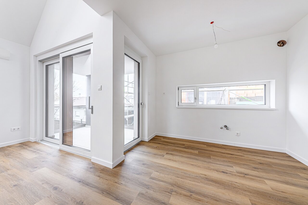 Modern nappali nagy üveg tolóajtókkal és klímával - Budapest XXII. kerületi új építésű lakás