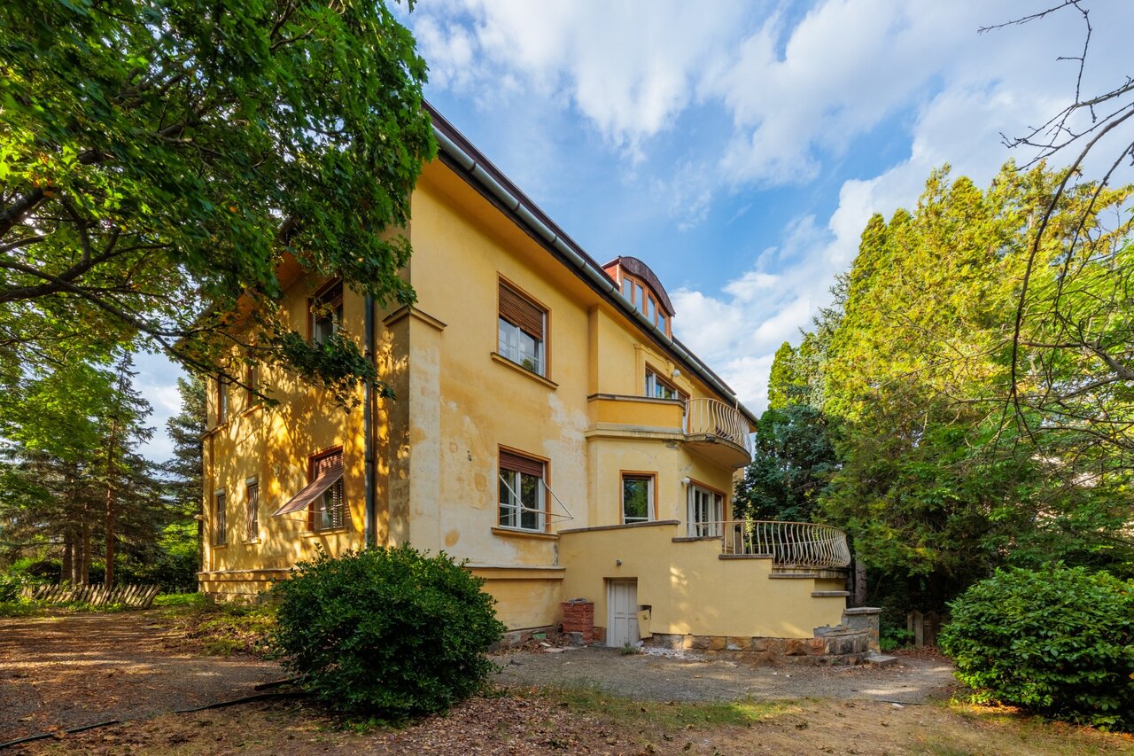 A villa eredeti, karakteres homlokzata a felújítás előtt