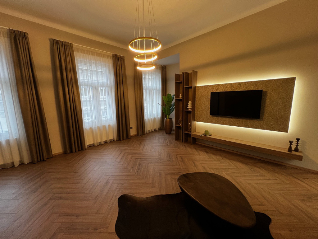 Eladó luxus lakás nappalija Lipótvárosban - 30 m²-es nappali halszálka parkettával, Budapest V. kerület