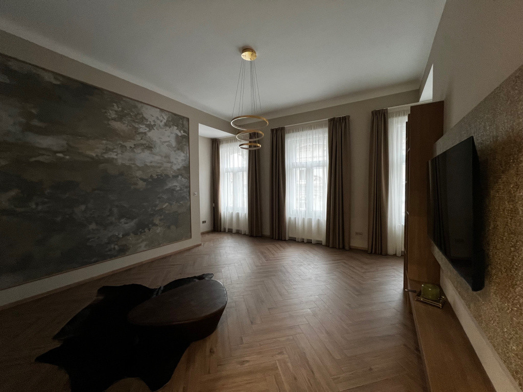 Nappali panoráma - nagy ablakok, modern csillár, absztrakt festmény, Lipótváros eladó lakás