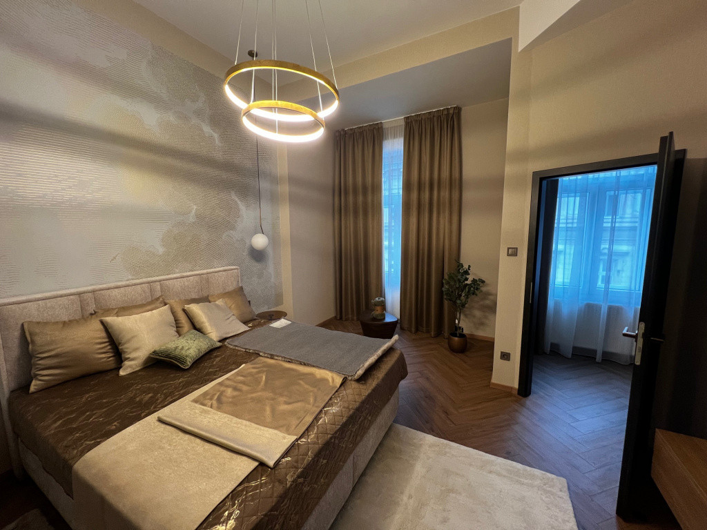 Eladó lakás hálószoba - design függőlámpa, tapéta, halszálka parketta, Lipótváros