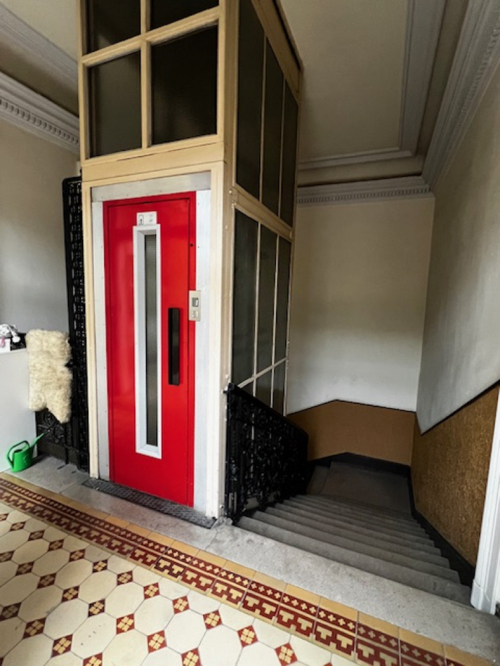 Klasszicista lépcsőház - lift, kovácsoltvas korlát, stukkó, 1879-es társasház Lipótváros