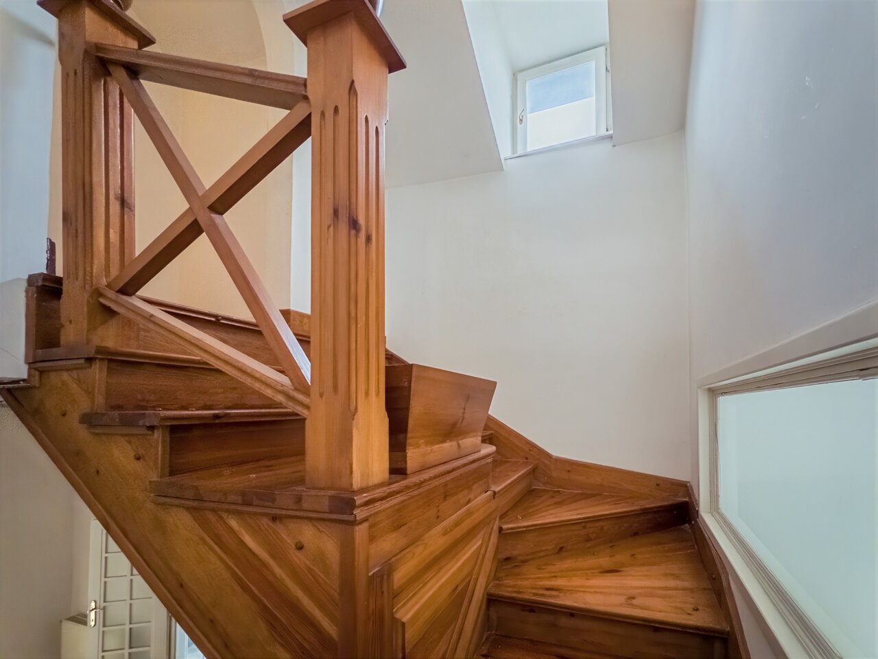 Rusztikus fa lépcsőház faragott korláttal, természetes fénnyel megvilágítva - eladó luxusvilla, Budapest XII. kerület