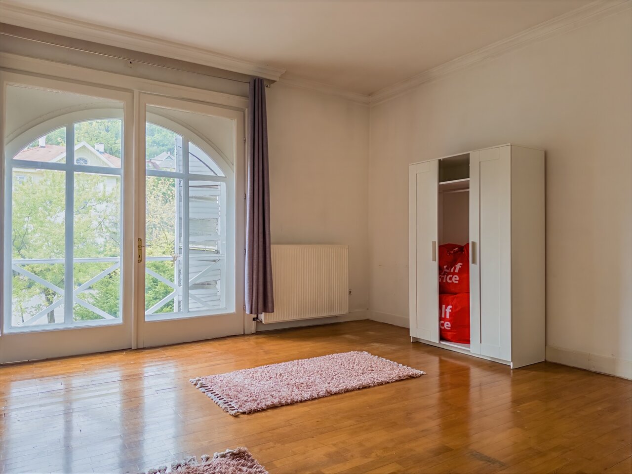 Világos, parkettás szoba nagy boltíves ablakokkal, zöldre néző kilátással - eladó luxusvilla, Budapest XII. kerület