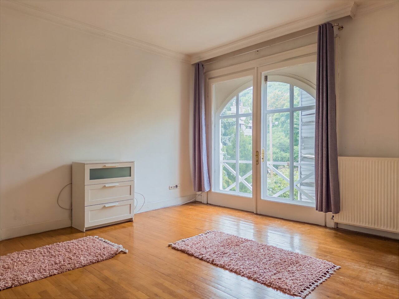 Tágas hálószoba parkettával és nagy boltíves erkélyajtókkal a zöld kertre - luxusvilla a Városmajorban, XII. kerület