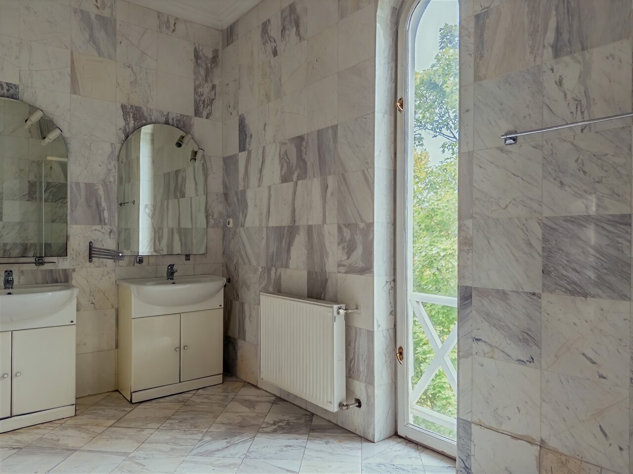 Elegáns márványburkolatú fürdőszoba két mosdóval, tükörrel és nagy ablakkal - eladó luxusvilla, Budapest XII. kerület