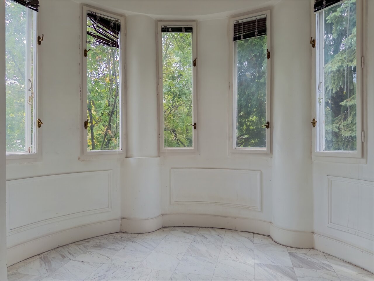 Világos szalon öböl alakú ablakrésszel, márványpadlóval és klasszikus dekoratív falburkolattal - eladó luxusvilla, Budapest XII. kerület