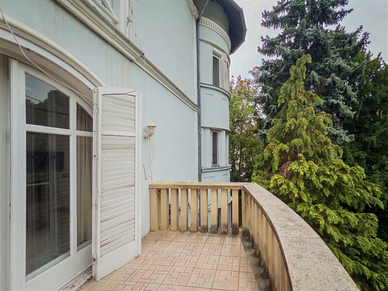 Erkély a klasszikus villa homlokzatán, kilátással a környező idős fákra - Városmajor, Budapest XII. kerület