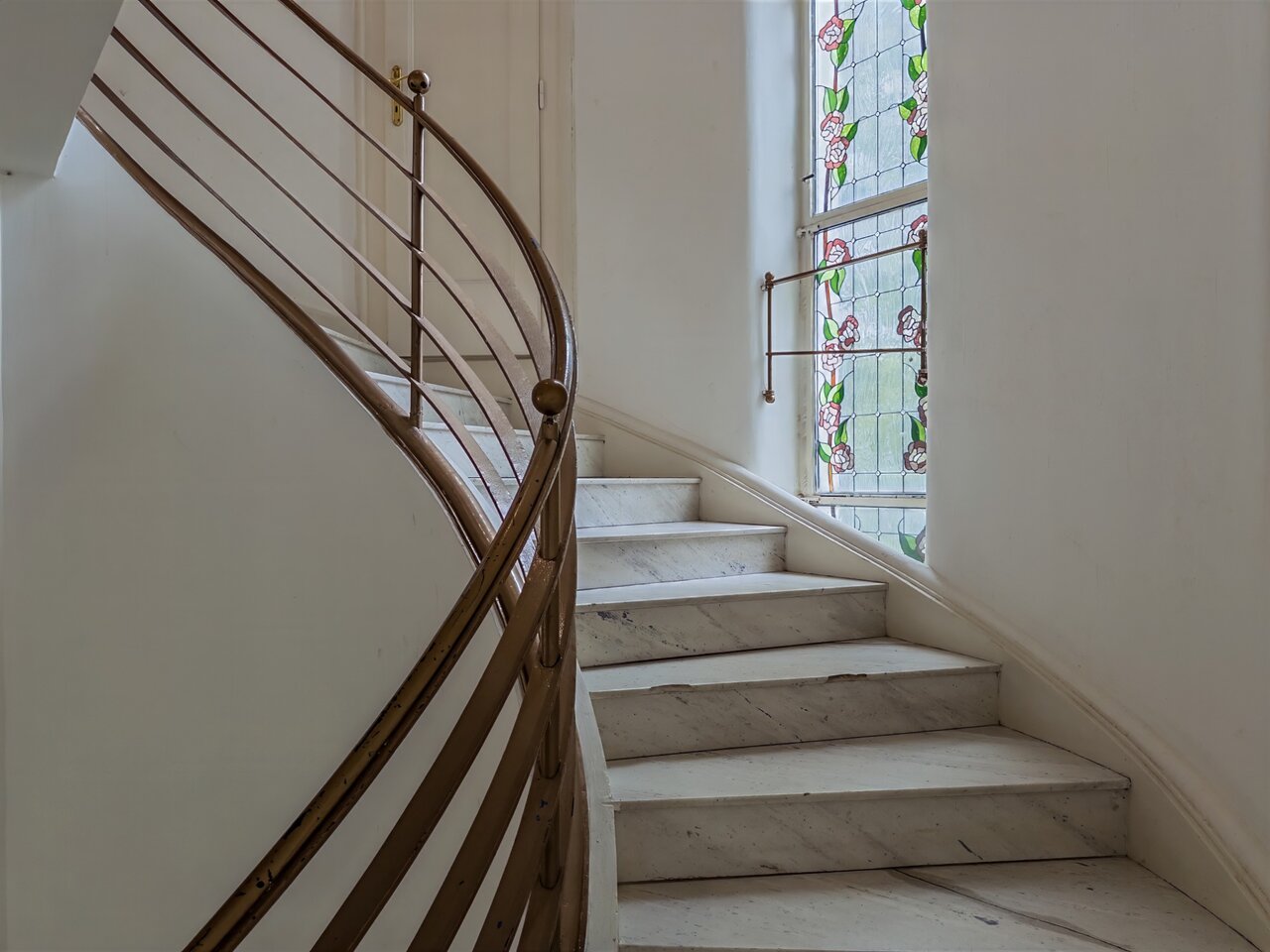Íves márványlépcső kovácsoltvas korláttal és színes ólomüveg ablakkal - eladó luxusvilla, Budapest XII. kerület