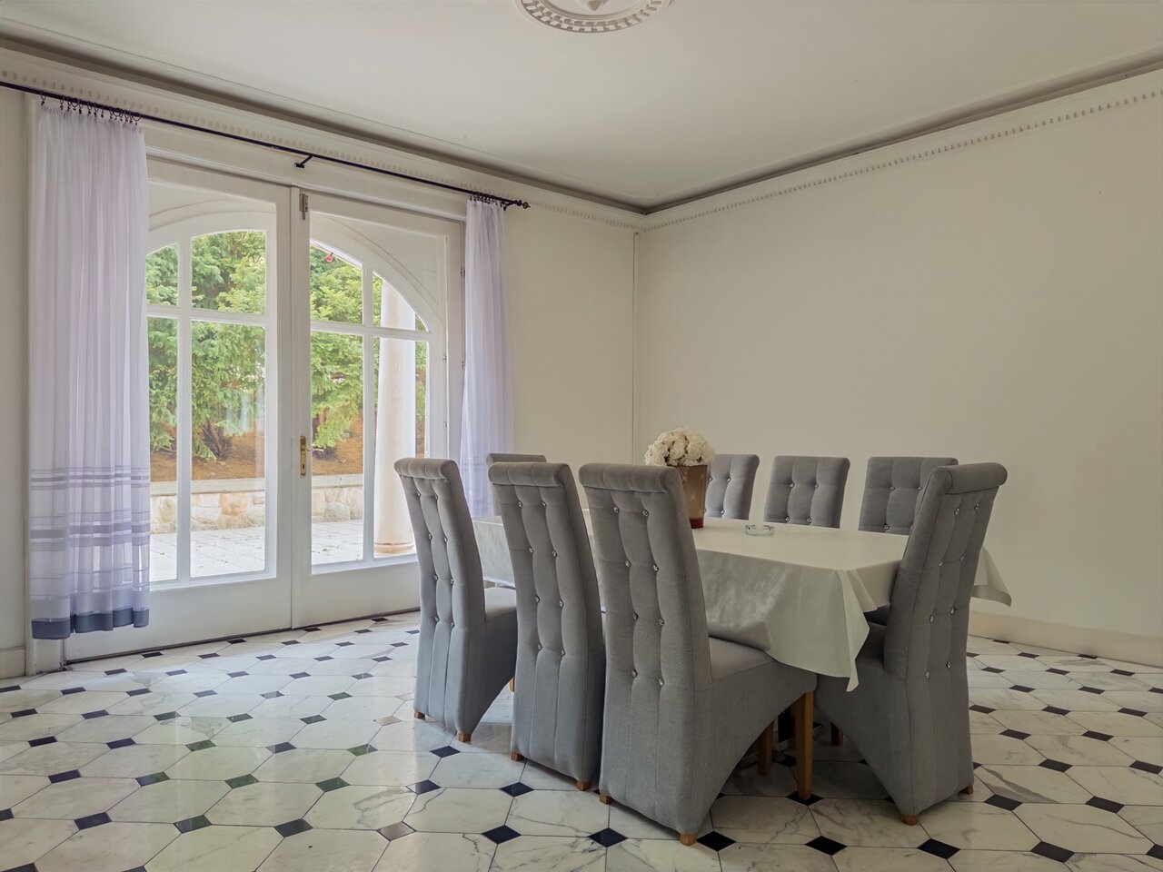 Elegáns étkező franciaablakkal a kertre, mintás márványpadlóval és stukkóval - eladó luxusvilla, Budapest XII. kerület