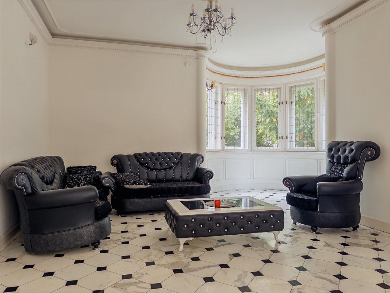 Elegáns nappali klasszikus, kapitonírozott bútorokkal, csillárral és mintás padlóburkolattal - Városmajor, Budapest XII. kerület