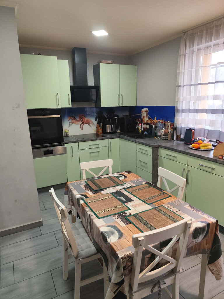 Modern világoszöld konyha étkezővel